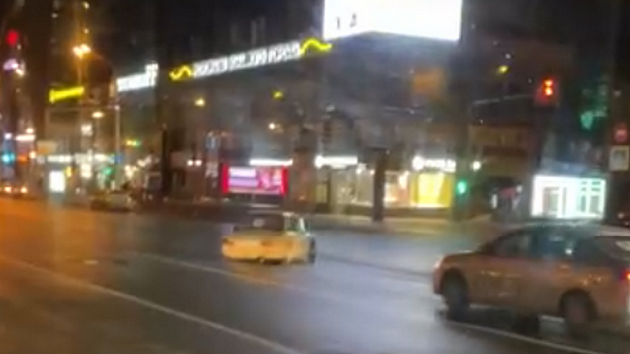 Опасный дрифт на «Жигулях» устроили в центре Новосибирска неизвестные