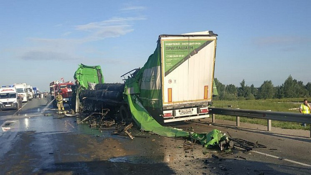 На Северном объезде Новосибирска водитель погиб в аварии трех большегрузов