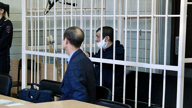 В Новосибирске начали судить мужчину за угрозы продавцу и нападение на полицейского