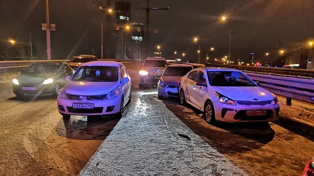 Пять автомобилей столкнулись на улице Большевистской в Новосибирске