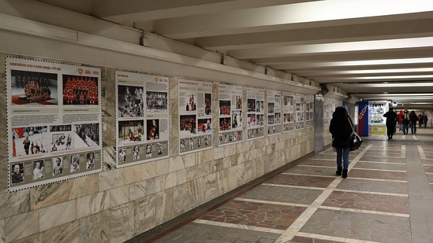 Фотовыставку о хоккее открыли в метро Новосибирска к МЧМ-2023