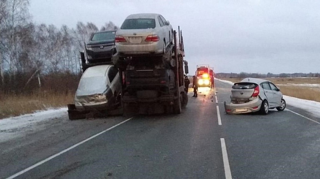 Погиб 37-летний мужчина в ДТП с двумя грузовиками в Новосибирской области