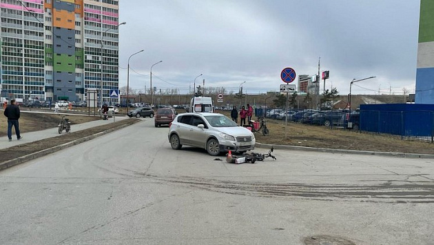 В Новосибирске водитель отказался уступать дорогу и сбил доставщика еды