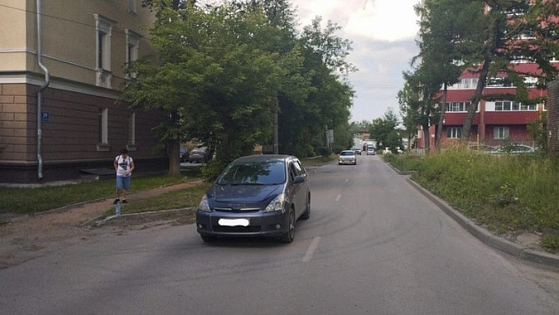 В Новосибирске 10-летний самокатчик угодил в больницу после наезда автомобиля