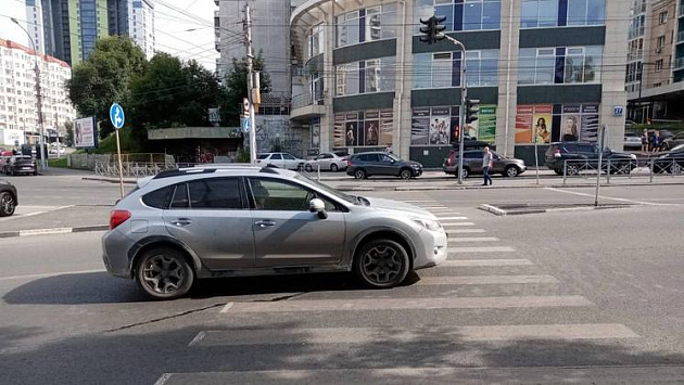 В Новосибирске автомобиль сбил 10-летнюю девочку на электросамокате