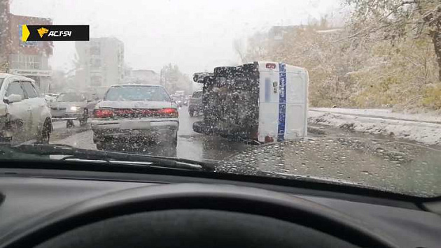 В Новосибирске полицейская машина завалилась на бок после аварии