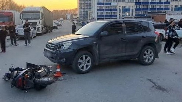 В Новосибирске женщина за рулем кроссовера сбила 11-летнего мальчика на мопеде