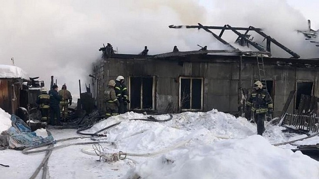 Из-за смертельного пожара под Новосибирском дети потеряли маму и двух маленьких племянников