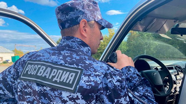 В Новосибирске двое мужчин силой отобрали машину у горожанина и попались росгвардейцам