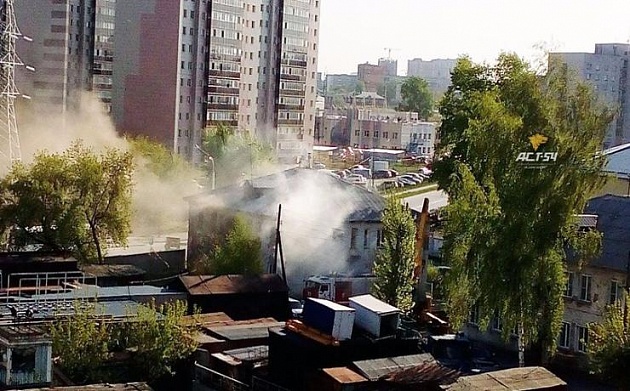 Пожарные эвакуировали новосибирцев из горящего дома (видео)