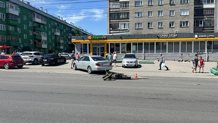 В Новосибирске юный питбайкер впечатался в бампер машины и оказался в больнице