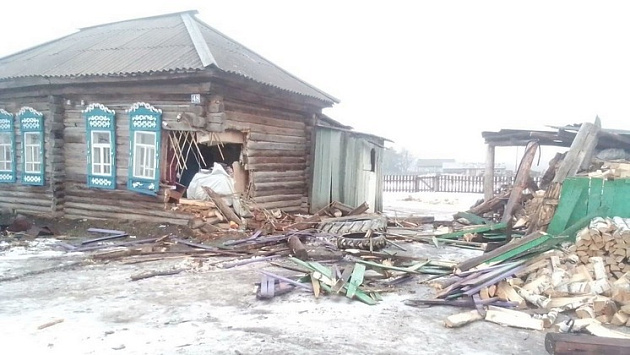 В Новосибирской области пьяный водитель КАМАЗа снес угол жилого дома