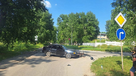 В Новосибирске автомобиль покалечил 17-летнего юношу на питбайке