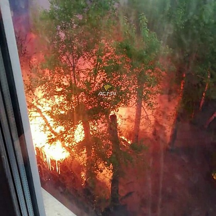 Серьезный пожар вспыхнул в Октябрьском районе (ВИДЕО)