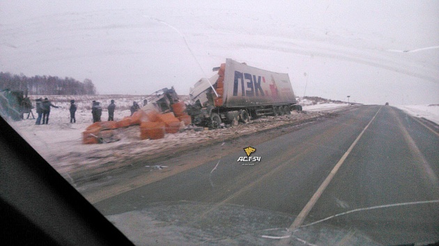 Водитель погиб в лобовом ДТП двух фур на трассе под Новосибирском