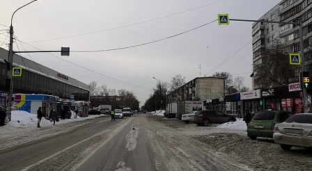 В Новосибирске водитель сбил отца с 11-летней дочкой на пешеходном переходе