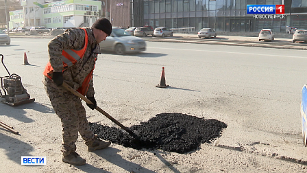 В Новосибирске дорожные службы начали латать ямы и очищать ливневки