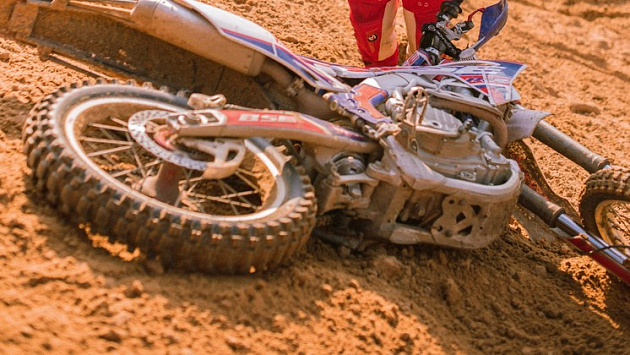 В Бердске 15-летний питбайкер и его пассажир попали в больницу после аварии