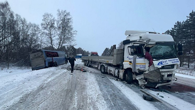 Трое детей попали в больницу после столкновения автобуса и КАМАЗа под Новосибирском