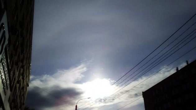 Солнечное гало в осеннем небе Новосибирска заметили горожане
