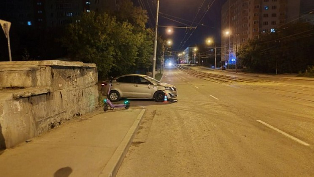 В Новосибирске автомобиль покалечил 15-летнего мальчика на электросамокате