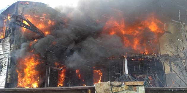 Крупный пожар в Новосибирской области: взорвался баллон с газом