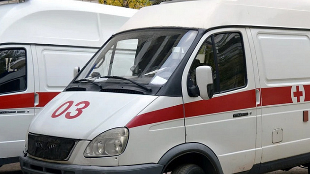 В Новосибирске скорая помощь вылетела на тротуар после столкновения с грузовиком