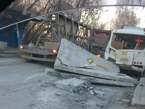 Бетонная плита упала на автобус с пассажирами в Новосибирске: «Вести» узнали подробности