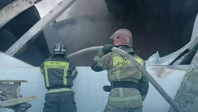 В Искитиме загорелся частный дом из бруса на улице Челюскинцев