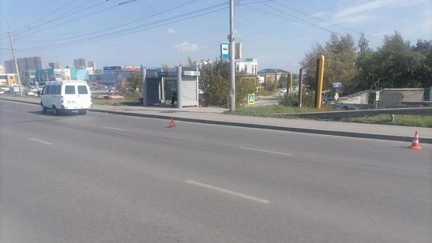 В Новосибирске микроавтобус задавил 13-летнего велосипедиста на остановке транспорта