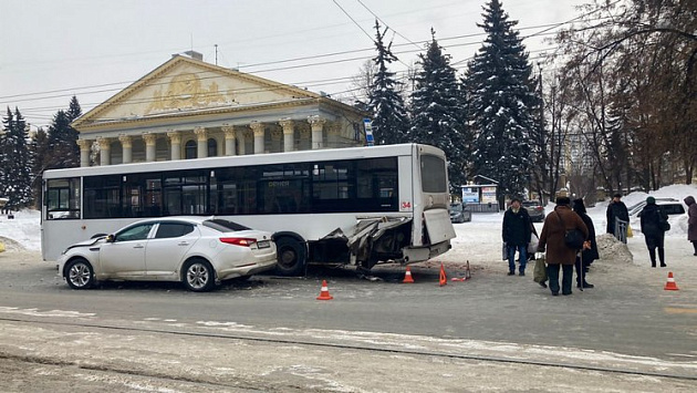 Водитель сбил пешехода и врезался в автобус около ДК имени Горького в Новосибирске