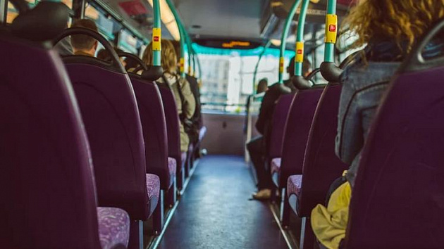 В Новосибирске мужчина оскорбил женщину в автобусе из-за её национальности
