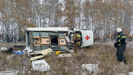 Машина скорой помощи с роженицей в салоне перевернулась в Новосибирской области