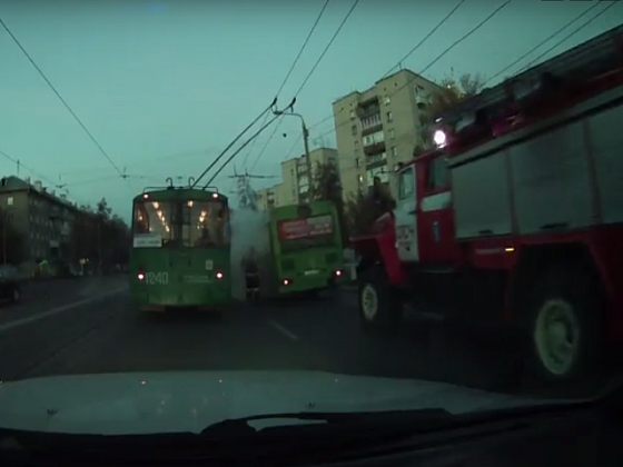 Утром в Новосибирске загорелся автобус 
