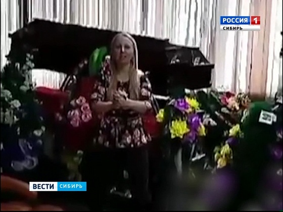 Иркутский депутат занималась гимнастикой на фоне гробов в ритуальном агентстве