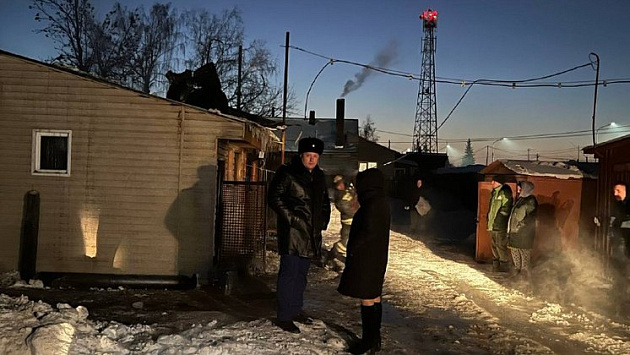 Столетний жилой дом загорелся от печи под Новосибирском