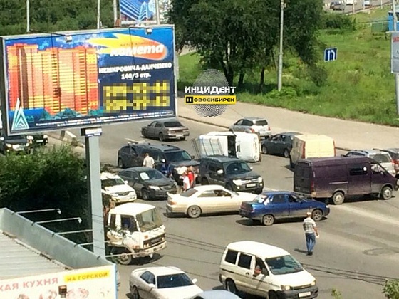 «УАЗ» лег на бок в аварии рядом с Коммунальным мостом в Новосибирске
