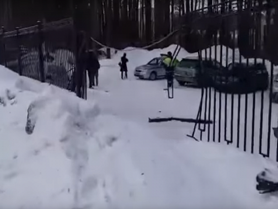 Женщина-водитель «Тойоты» проломила забор клиники Мешалкина