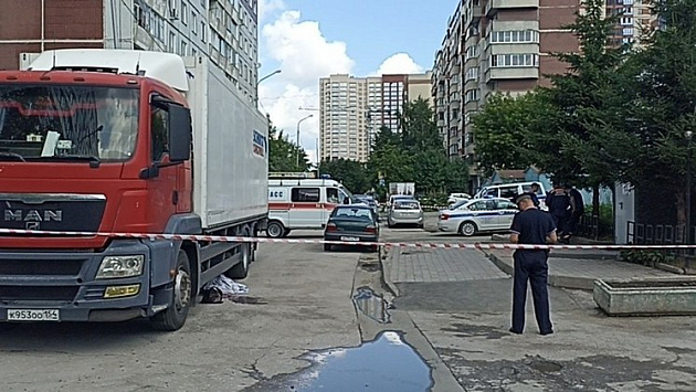 В Новосибирске 74-летняя бабушка погибла под колёсами грузовика