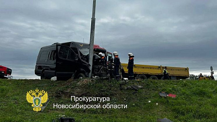 Водитель ритуальной фирмы погиб в лобовой аварии фуры и катафалка в Искитиме