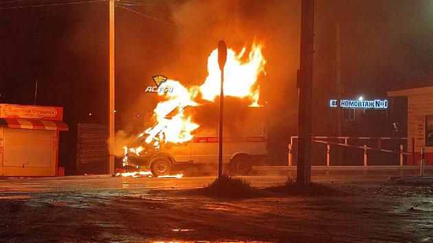 В Новосибирске сгорел автомобиль скорой помощи