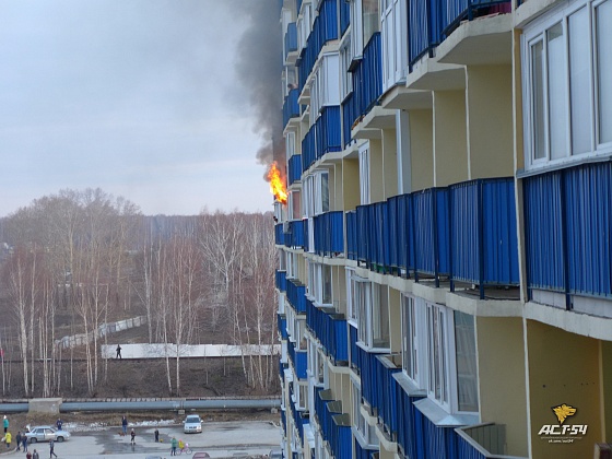 В Новосибирске пожарные вынесли ребенка из пылающей квартиры в многоэтажке