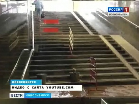 Сильный дождь подтопил станцию метро "Золотая Нива"