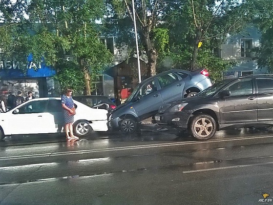 Пять автомобилей столкнулись в ДТП в левобережье Новосибирска