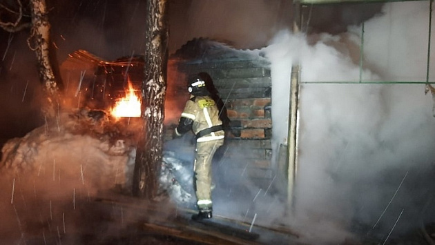 Газовый баллон вытащили спасатели из горящего дома в Новосибирске