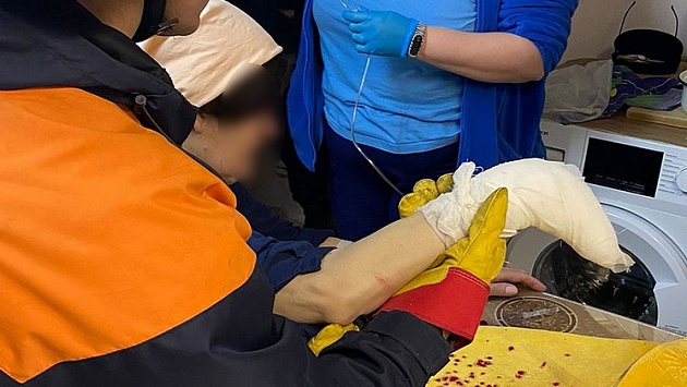 В Новосибирске руку 58-летней женщины затянуло в тестораскаточную машину в храме