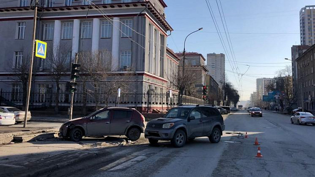 В Новосибирске из-за столкновения двух машин пострадала 14-летняя девочка