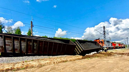 Под Новосибирском с рельсов сошли три вагона с углём и тепловоз