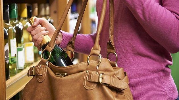 Алкоголя на 6 тысяч рублей пытались украсть женщины из магазина в Новосибирске