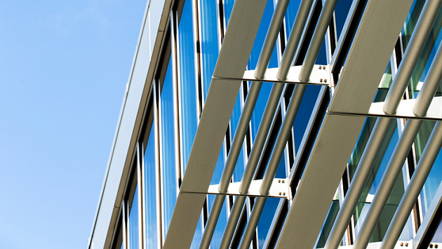 Новосибирского бизнесмена будут судить за падение плит на строителя